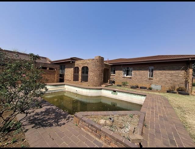 4 BEDROOM HOUSE FOR SALE IN DERSLEY